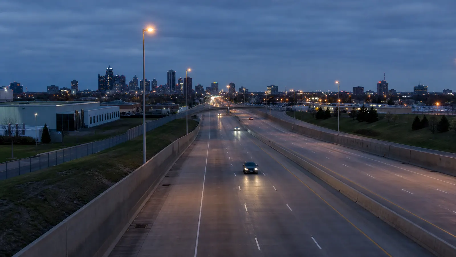 Detroit woman dies after being struck on Davison Freeway